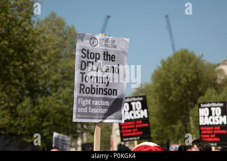 Les membres du groupe se lever pour protester contre le racisme dans le Football "démocratique" de l'Alliance de Lads "journée de la liberté" le 6 mai à Londres, Angleterre, Royaume-Uni. La Football Alliance Lads FLA est un mouvement créé en 2017. Selon la fois 'le mouvement a été établi comme un soi-disant "mouvement anti-extrémiste"', mais a de plus en plus de s'associer à des militants d'extrême-droite. (Photo par Mike Kemp/en images via Getty Images) Banque D'Images