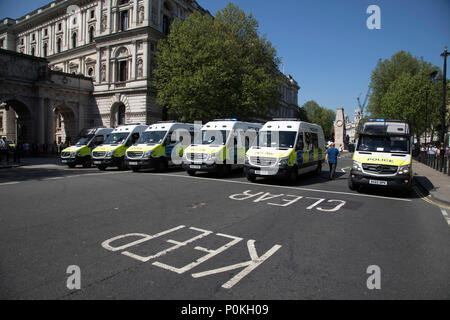 Présence de la police dans le Football "démocratique" Alliance Lads "journée de la liberté" le 6 mai à Londres, Angleterre, Royaume-Uni. La Football Alliance Lads FLA est un mouvement créé en 2017. Selon la fois 'le mouvement a été établi comme un soi-disant "mouvement anti-extrémiste"', mais a de plus en plus de s'associer à des militants d'extrême-droite. (Photo par Mike Kemp/en images via Getty Images) Banque D'Images