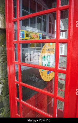 Une cabine téléphonique à Hawkshead, Cumbria, Royaume-Uni, qui contient maintenant un défibrillateur au lieu d'un téléphone Banque D'Images