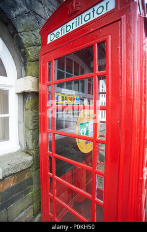 Une cabine téléphonique à Hawkshead, Cumbria, Royaume-Uni, qui contient maintenant un défibrillateur au lieu d'un téléphone Banque D'Images