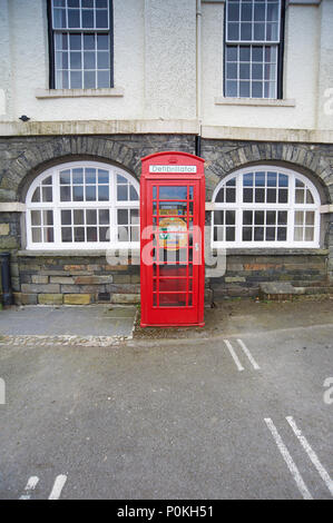 Une cabine téléphonique à Hawkshead, Cumbria, Royaume-Uni, qui contient maintenant un défibrillateur au lieu d'un téléphone Banque D'Images