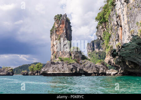 Les roches karstiques tropicaux populaires Voyage parfait pour l'escalade, la province de Krabi, Thaïlande Banque D'Images