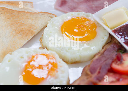 Petit-déjeuner ensoleillé œuf frit sur un plat blanc, matin temps. Banque D'Images