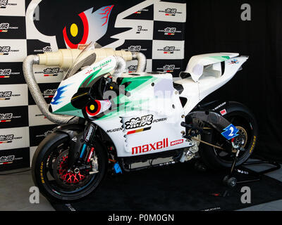 Moto électrique Mugen, TT Zero, Isle of Man TT 2018. Tourist Trophy Road race, fosses / paddock Banque D'Images