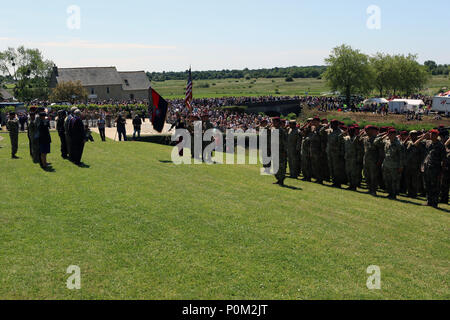 Parachutistes de la 82e Division aéroportée de l'armée américaine et d'autres unités aéroportées parachutistes avec d'autres nations et d'invités spéciaux, salut au cours de l'Amérique du Nord et d'autres hymnes nationaux du pays au cours de la cérémonie d'Iron Mike 3 juin 2018, à l'extérieur de la ville de Sainte-Mère-Eglise près du pont de la fiere de Normandie, France. L'événement a attiré plus de 1 000 spectateurs venus de France, d'Amérique et d'autres pays. Banque D'Images