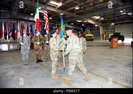 Le colonel de l'armée américaine Rodney H. Honeycutt, commandant de la 405e Brigade d'appui sur le terrain de l'armée passe la couleur pour le lieutenant-colonel de l'armée américaine Michelle M. Agpalza, nouveau commandant de la 405e domaine de l'Armée de terre Battalion-Africa soutien durant la cérémonie de passation de commandement, le Camp Darby, Italie, 1 juin 2018. (U.S. Photo de l'armée par Vincenzo Vitiello). Banque D'Images