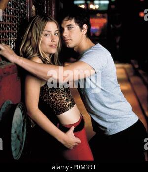 Titre original : COYOTE UGLY. Titre en anglais : COYOTE UGLY. Directeur du film : DAVID MCNALLY. Année : 2000. Stars : PIPER PERABO ADAM GARCIA ;. Credit : Touchstone Pictures / Album Banque D'Images