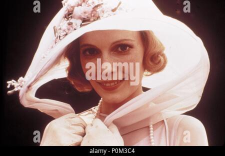 Titre original : THE GREAT GATSBY. Titre en anglais : Gatsby le Magnifique. Directeur de film : JACK CLAYTON. Année : 1974. Stars : Mia Farrow. Credit : PARAMOUNT PICTURES / Album Banque D'Images