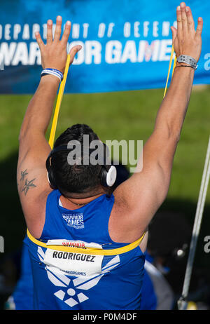 Vétéran de l'Armée de l'air de l'équipe Rafael Morfinenciso s'étend à l'aide d'une bande avant la compétition dans le track & field events, le 2 juin 2018. Le guerrier des Jeux, qui aura lieu au 9 juin 2018, à l'US Air Force Academy de Colorado, sont une compétition de style paralympique des blessés, des blessés et les membres en service de tous les secteurs de service et les équipes de cette année : les Forces armées du Royaume-Uni, l'Australie et les Forces armées canadiennes. (DoD photo par le Sgt. Stephen D. Schester) Banque D'Images