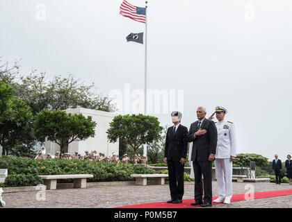 HONOLULU (4 juin 2018)-Prince Akishino du Japon, avant gauche, James C. Horton, directeur du National Memorial Cemetery of the Pacific, avant droit, la Princesse Kiko du Japon, l'arrière gauche, et adm. Phil Davidson, commandant du Commandement de l'Indo-Pacifique, dos droit, payer le respect aux morts au Cimetière commémoratif national du Pacifique. Le Prince Akishino et de son épouse, la Princesse Kiko, sont à Hawaii pour commémorer le 150e anniversaire de l'immigration japonaise à Hawaii. (U.S. Photo de la marine par la communication de masse 2e classe James D.69) Banque D'Images