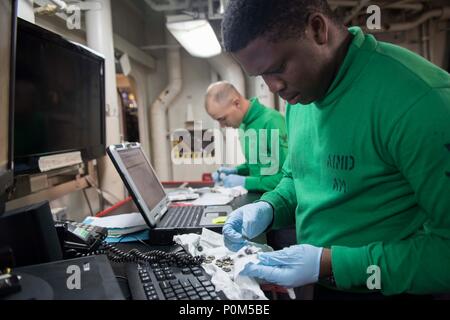 Océan Pacifique (2 juin 2018) l'Aviation 3e classe Mécanicien structurels Marchand Murraychambers nettoie vis dans l'atelier de réparation de pneus de guêpe-classe d'assaut amphibie USS Essex (DG 2) pendant un exercice de formation composite (COMPTUEX). COMPTUEX est le dernier exercice de pré-déploiement qui certifie l'Essex combiné Groupe amphibie et 13e Marine Expeditionary Unit ses capacités à mener des opérations militaires en mer et à terre d'un projet au cours de leur déploiement à venir à l'été 2018. (U.S. Photo par marine Spécialiste de la communication de masse de la classe de 3ème/DiServio Molly) Parution Banque D'Images