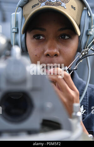 180603-N-FP878-062 KLAIPEDA, Lituanie (3 juin 2018) 3ème classe Yeoman Avionna Davis, de Houston, monte la garde sur l'aileron de passerelle de la classe Arleigh Burke destroyer lance-missiles USS Bainbridge (DDG 96) tout en se démarquant Klaipeda, Lituanie, lors de l'exercice Baltic Operations (BALTOPS) 2018, 3 juin 2018. Le premier ministre est BALTOPS maritime annuel-exercice ciblé dans la région de la Baltique et l'un des plus importants exercices dans le Nord de l'Europe améliorer la flexibilité et l'interopérabilité entre les pays alliés et partenaires des Nations unies. (U.S. Photo par marine Spécialiste de la communication de masse 1re classe Theron J. Godbold/Presse Banque D'Images