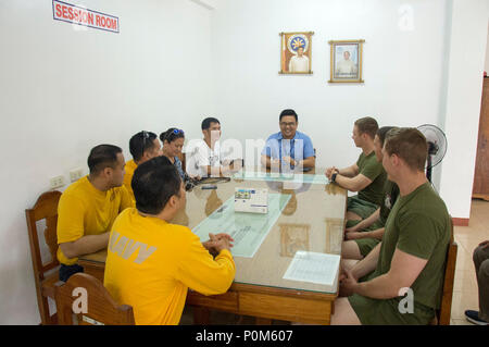 PUERTO PRINCESA, République des Philippines (5 juin 2018) U.S. 7e Flotte de la Marine et de l'antiterrorisme de la Flotte du Pacifique Équipe Secruity Marines en ce moment engagé dans l'USNS Millinocket (T-EPF 3) rencontrer les membres du conseil municipal lors d'un événement de relations communautaires. Plus de 40 membres de la 7e flotte personnel est à Puerto Princesa cette semaine dans le cadre d'une coopération en matière de sécurité dans le théâtre 7e flotte de patrouille. (U.S. Photo par marine Spécialiste de la communication de masse 2e classe Chase Hawley/libérés) Banque D'Images