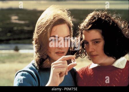 Titre original : créatures célestes. Titre en anglais : créatures célestes. Directeur de film : PETER JACKSON. Année : 1994. Stars : Kate Winslet, MELANIE LINSKEY. Copyright : Editorial l'intérieur uniquement. C'est un document distribué au public. Les droits d'accès uniquement, aucune licence de droit d'auteur prévue. Autorisation obligatoire à l'icône visuelle (www.visual-icon.com) est requise pour la reproduction de cette image. Credit : MIRAMAX / Album Banque D'Images