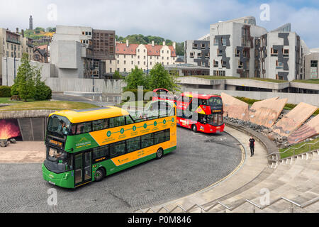 Autobus en face de la science museum Terre dynamique Edinburgh Banque D'Images