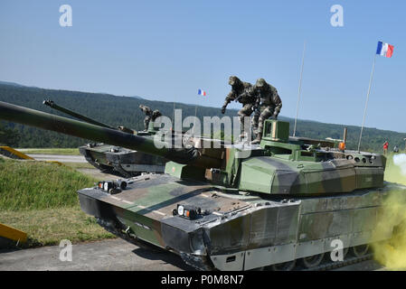 Soldats français affectés au 1er Régiment de Chasseurs (1e régiment de chasseurs) participer à la composition chimique, biologique, radiologique et nucléaire (CBRN) lane dans leur réservoir de Leclerc au cours de l'Europe forte Défi du réservoir (CEEC), à la 7e formation de l'Armée de la commande Zone d'entraînement Grafenwoehr, Grafenwoehr, Allemagne, June 05, 2018. L'Europe de l'armée américaine et l'armée allemande co-hôte de la troisième Europe forte Défi Réservoir à Grafenwoehr Secteur d'entraînement, 3 juin - 8, 2018. L'Europe forte Tank est un événement annuel de formation conçus pour donner aux pays participants une dynamique, productif et agréable dans l'étude whi Banque D'Images