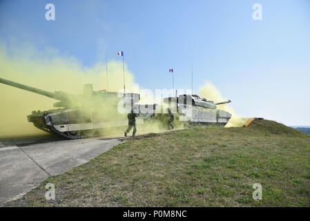 Soldats français affectés au 1er Régiment de Chasseurs (1e régiment de chasseurs) participer à la composition chimique, biologique, radiologique et nucléaire (CBRN) lane dans leur réservoir de Leclerc au cours de l'Europe forte Défi du réservoir (CEEC), à la 7e formation de l'Armée de la commande Zone d'entraînement Grafenwoehr, Grafenwoehr, Allemagne, June 05, 2018. L'Europe de l'armée américaine et l'armée allemande co-hôte de la troisième Europe forte Défi Réservoir à Grafenwoehr Secteur d'entraînement, 3 juin - 8, 2018. L'Europe forte Tank est un événement annuel de formation conçus pour donner aux pays participants une dynamique, productif et agréable dans l'étude whi Banque D'Images