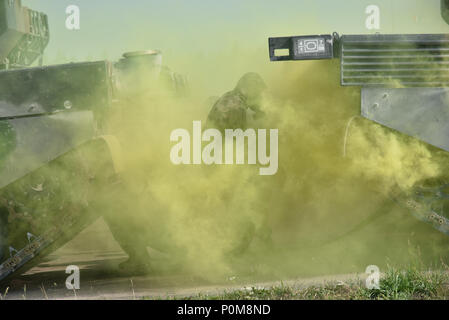 Soldats français affectés au 1er Régiment de Chasseurs (1e régiment de chasseurs) participer à la composition chimique, biologique, radiologique et nucléaire (CBRN) lane dans leur réservoir de Leclerc au cours de l'Europe forte Défi du réservoir (CEEC), à la 7e formation de l'Armée de la commande Zone d'entraînement Grafenwoehr, Grafenwoehr, Allemagne, June 05, 2018. L'Europe de l'armée américaine et l'armée allemande co-hôte de la troisième Europe forte Défi Réservoir à Grafenwoehr Secteur d'entraînement, 3 juin - 8, 2018. L'Europe forte Tank est un événement annuel de formation conçus pour donner aux pays participants une dynamique, productif et agréable dans l'étude whi Banque D'Images