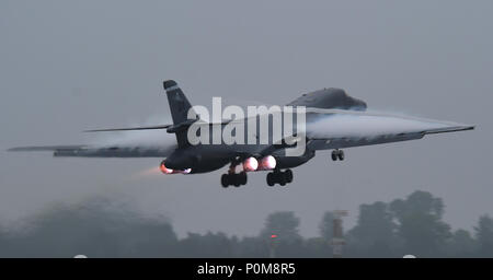 Un U.S. Air Force B-1B Lancer affecté à la 345e Escadron expéditionnaire piégée prend son envol dans le cadre de l'exercice Baltic Operations a RAF Fairford, Angleterre, le 2 juin 2018. . Deux B-1b de Dyess Air Force Base, Texas, a chuté de 12 Mark 62 mines Quickstrike inerte tout en participant à BALTOPS. L'inclusion des bombardiers de l'exercice donne l'occasion aux équipages des bombardiers d'intégrer et de former avec d'autres composants de commandement européen des États-Unis, tout en faisant preuve d'United States' capacités de bombardement. (U.S. Photo de l'Armée de l'air par la Haute Airman Emily Copeland) Banque D'Images