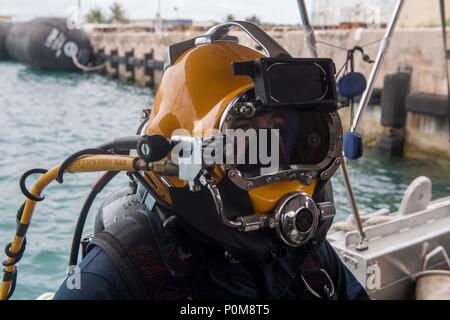 Électricien de construction 2e classe Timothy Daley, de Zagreb la Géorgie, jointe à l'équipe de construction sous-marine (UCT) 2 effectue les opérations de plongée dans la région de Apra Harbour, à Guam le 6 juin 2018. UCT 2 est spécialisée dans la construction, l'inspection, l'entretien, et la réparation des installations sous-marines et le bord de l'eau à l'appui de la Flotte du Pacifique. (U.S. Photo par marine Spécialiste de la communication de masse 3 Classe Kryzentia Richards/libérés) Banque D'Images