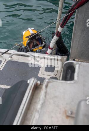 Électricien de construction 2e classe Timothy Daley, de Zagreb la Géorgie, jointe à l'équipe de construction sous-marine (UCT) 2 effectue les opérations de plongée dans la région de Apra Harbour, à Guam le 6 juin 2018. UCT 2 est spécialisée dans la construction, l'inspection, l'entretien, et la réparation des installations sous-marines et le bord de l'eau à l'appui de la Flotte du Pacifique. (U.S. Photo par marine Spécialiste de la communication de masse 3 Classe Kryzentia Richards/libérés) Banque D'Images