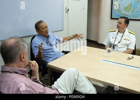 PUERTO PRINCESA, République des Philippines (6 juin 2018) Arrière Adm. Joey Dodgen, commandant adjoint de la 7ème flotte américaine,, droite, parle avec Jose Alvarez, Gouverneur de la province de Palawan, centre, à Puerto Princesa durant un office appel. Plus de 40 membres de la 7e flotte personnel sont actuellement engagés dans Ludlow visiter Puerto Princesa au cours d'une 7ème flotte américaine de coopération en matière de sécurité dans le théâtre la patrouille. (U.S. Photo par marine Spécialiste de la communication de masse 2e classe Chase Hawley/libérés) Banque D'Images