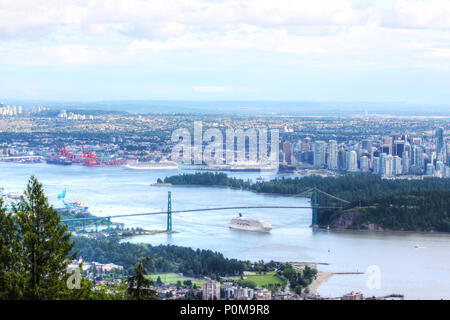 Panorama du centre-ville de Vancouver skyline vu de Cypress Mountain montrant le pont Lions Gate, le parc Stanley, le port et le centre-ville d'affaires et fi Banque D'Images