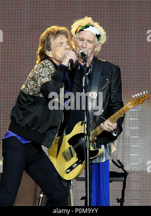 Mick Jagger et Keith Richards des Rolling Stones pendant leur concert au stade de Murrayfield à Édimbourg, en Écosse. Banque D'Images