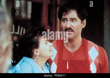 Titre original : I LOVE YOU TO DEATH. Titre en anglais : I LOVE YOU TO DEATH. Directeur : LAWRENCE KASDAN Film. Année : 1990. Stars : TRACEY ULLMAN, Kevin Kline. Credit : TRI STAR PHOTOS / Album Banque D'Images