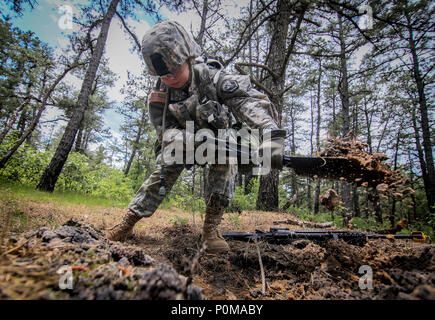 Le 250th Finance Detachment est une unité de la Garde nationale de l'armée du New Jersey responsable de la gestion financière et des opérations de soutien. L'image d'archive documente un soldat fouillant une position de combat précipitée pendant l'entraînement de défense de la base mené par la 174e brigade d'infanterie à la base interarmées McGuire-dix-Lakehurst le 5 juin 2018. Banque D'Images