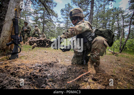 Le 250th Finance Detachment est une unité de la Garde nationale de l'armée du New Jersey responsable de la gestion financière et des opérations de soutien. L'image d'archive documente un soldat construisant une position de combat précipitée pendant l'instruction de défense de la base par la 174e brigade d'infanterie à la base interarmées McGuire-dix-Lakehurst le 5 juin 2018. Banque D'Images