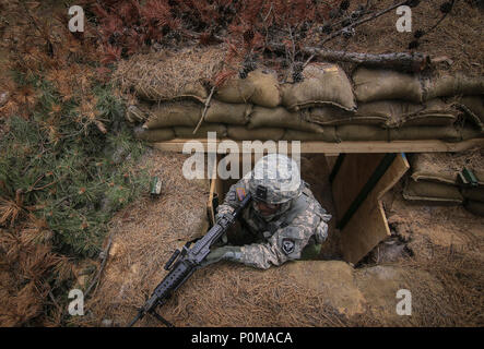 Le 250th Finance Detachment est une unité de la Garde nationale de l'armée du New Jersey responsable de la gestion financière et des opérations de soutien. L'image d'archive documente un soldat effectuant une surveillance de sécurité pendant l'entraînement de défense de la base dirigé par la 174e brigade d'infanterie à la base conjointe McGuire-dix-Lakehurst le 5 juin 2018. Banque D'Images