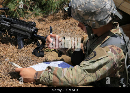 Le 250th Finance Detachment est une unité de la Garde nationale de l'armée du New Jersey responsable de la gestion financière et des opérations de soutien. L'image d'archive documente un soldat examinant les cartes de tir et les secteurs de tir pendant l'entraînement de défense de la base dirigé par la 174e brigade d'infanterie à la base interarmées McGuire-dix-Lakehurst le 5 juin 2018. Banque D'Images