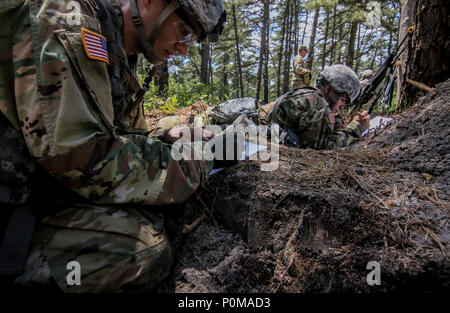Le 250th Finance Detachment est une unité de la Garde nationale de l'armée du New Jersey responsable de la gestion financière et des opérations de soutien. L'image d'archive documente deux soldats examinant les cartes de tir et les secteurs de tir pendant l'entraînement de défense de la base mené par la 174e brigade d'infanterie à la base interarmées McGuire-dix-Lakehurst le 5 juin 2018. Banque D'Images