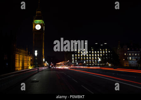 Chambre du Parlement et Big Ben de nuit et en légèreté sur le pont de Westminster par des véhicules de passage. Banque D'Images