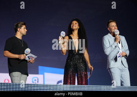 Espérons que Vick, Romaine Kemp (droite) et Sonny Jay sur scène pendant l'été de la capitale Ball avec Vodafone au stade de Wembley, Londres. ASSOCIATION DE PRESSE Photo. Cet été, les artistes les plus chauds en direct pour 80 000 auditeurs de la capitale au stade de Wembley à the UK's biggest summer party. Les artistes interprètes ou exécutants inclus Camila Cabello, Shawn Mendes, Rita Ora, Charlie le Puth, Jess Glyne, Craig David, Anne-Marie, Sean Paul, rudimentaire, propre Bandit, James Arthur, Sigala, Ans et ans, Jax Jones, Raye, Jonas Bleu, Mabel, Stefflon Yungen, Don et G-Eazy. Photo date : Samedi 9 juin 2018. Crédit photo doit se lire : Isa Banque D'Images