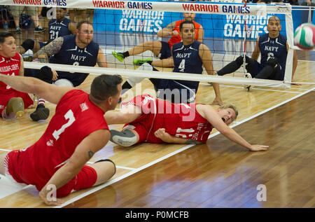 Membre du Corps des marines de l'équipe vétéran et Danielle Pothoof vers les plongées de volley-ball dans un deuxième tour de jeu l'équipe de volleyball assis contre la marine au cours de la DoD Jeux de guerrier, le 4 juin 2018. Le guerrier des Jeux, qui aura lieu au 9 juin, à l'US Air Force Academy de Colorado, sont une compétition de style paralympique des blessés, des blessés et les membres en service de tous les secteurs de service et les équipes de cette année : les Forces armées du Royaume-Uni, l'Australie et les Forces armées canadiennes. (DoD photo par le Sgt. Stephen D. Schester) Banque D'Images