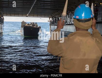 180606-N-PC620-0034 MER BALTIQUE (6 juin 2018) Maître de Manœuvre 3 Classe Jaleel Pringle, affecté à l'unité 2, il dirige un landing craft Utility dans le pont du coffre de la classe-Harpers Ferry landing ship dock USS Oak Hill (LSD 51) lors de l'exercice Baltic Operations (BALTOPS) 2018, 6 juin. Le premier ministre est BALTOPS maritime annuel-exercice ciblé dans la région de la Baltique et l'un des plus importants exercices dans le Nord de l'Europe améliorer la flexibilité et l'interopérabilité entre les pays alliés et partenaires des Nations unies. (U.S. Photo par marine Spécialiste de la communication de masse de 3e classe Michael H. Lehman/libérés) Banque D'Images