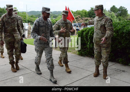 Gen. Darren McDew, centre gauche, commandant général de l'U.S. Transportation Command à Scott Air Force Base, l'Illinois et le Colonel James Smith, extrême gauche, de la direction de l'USTRANSCOM commander sont accueillis par le brig. Général Martin Klein, centre droit, commandant du Commandement du soutien au déploiement de Birmingham, Alabama et le général Steven Ainsworth, droit, général commandant de la 377e Commandement de soutien du théâtre de la Nouvelle Orléans, en Louisiane, le 5 juin 2018. McDew ont visité le siège de l'ASN à Birmingham, en Alabama pour recevoir une mise à jour sur les capacités et la préparation des forces opérationnelles en vertu de la Banque D'Images