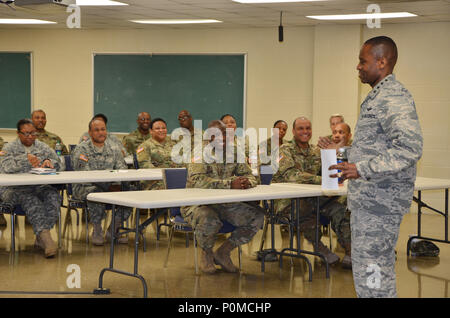 Gen. Darren McDew, général commandant de commandement de transport américain Scott Air Force Base, Texas visites avec des soldats de la commande de soutien au déploiement basé à Birmingham, Alabama, le 5 juin 2018. Au cours de l'exercice 2018 plus de 1 400 soldats de la DSC a appuyé 69 missions pour l'entreprise de distribution et de déploiement commun à l'appui de l'USTRANSCOM. Banque D'Images