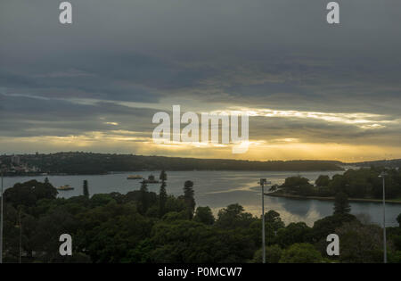 Le lever du soleil sur le port de Sydney Banque D'Images