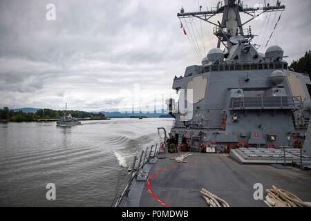 180607-N-EH218-0178, COLUMBIA (7 juin 2018) La classe Arleigh Burke destroyer lance-missiles USS Michael Murphy (DDG 112), aux côtés de la vapeur le Vengeur-class la lutte contre les mines, le USS Scout (MCM 8), car les deux navires transit vers Portland, Oregon pour la semaine du Festival. Le festival de Portland et la Fleet Week sont une célébration de la mer avec des services marins, marines, et les membres de la Garde côtière des États-Unis et du Canada faisant de la ville un port d'escale. (U.S. Photo par marine Spécialiste de la communication de masse 2e classe Ryan J. Batchelder/libérés) Banque D'Images