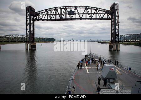 180607-N-EH218-0237 WILLAMETTE RIVER, (7 juin 2018) La classe Arleigh Burke destroyer lance-missiles USS Michael Murphy (DDG 112), se prépare à passer sous le Burlington Northern Railroad Bridge 5.1 comme le navire transite vers Portland, Ore. Rose Festival de la Fleet Week. Le festival de Portland et la Fleet Week sont une célébration de la mer avec des services marins, marines, et les membres de la Garde côtière des États-Unis et du Canada faisant de la ville un port d'escale. (U.S. Photo par marine Spécialiste de la communication de masse 2e classe Ryan J. Batchelder/libérés) Banque D'Images