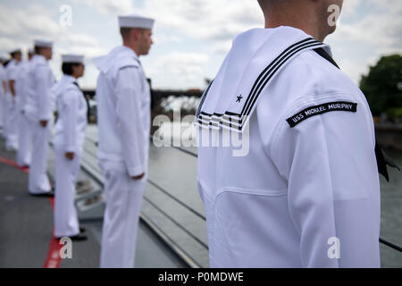 180607-N-EH218-0260 WILLAMETTE RIVER, (7 juin 2018) marins affectés à la classe Arleigh Burke destroyer lance-missiles USS Michael Murphy (DDG 112), l'homme les rails comme le navire transite vers Portland, Ore. Rose Festival de la Fleet Week. Le festival de Portland et la Fleet Week sont une célébration de la mer avec des services marins, marines, et les membres de la Garde côtière des États-Unis et du Canada faisant de la ville un port d'escale. (U.S. Photo par marine Spécialiste de la communication de masse 2e classe Ryan J. Batchelder/libérés) Banque D'Images