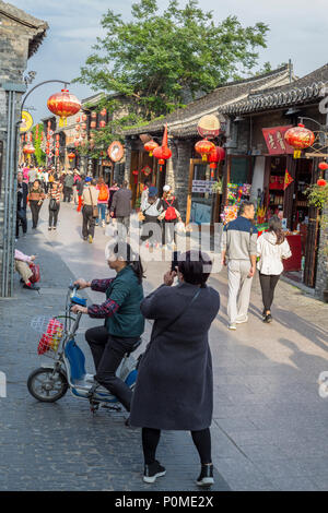 Yangzhou, Jiangsu, Chine. Dong Guan Street. Banque D'Images
