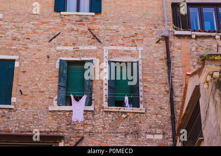 Venise, Italie - 26 MAI 2018 : détail de façade de l'ancienne maison d'habitation à Venise. Le séchage des vêtements à l'extérieur. Banque D'Images