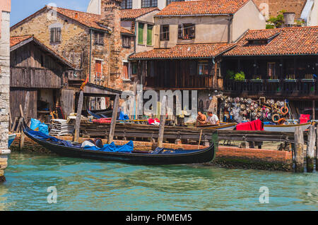 Venise, Italie - 26 MAI 2018 : arsenal gondole à Venise. L'atelier employés au travail. Banque D'Images