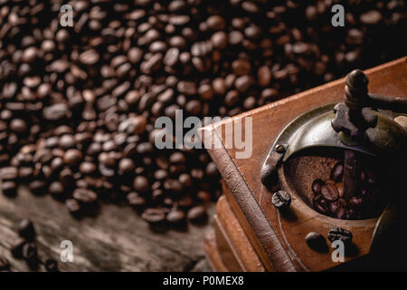 Close-up vintage moulin à café en bois avec des grains de café dans le moulin Banque D'Images