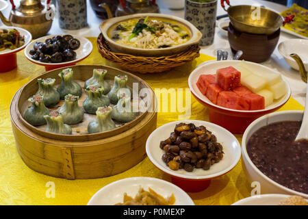 Yangzhou, Jiangsu, Chine. Petit-déjeuner à Ye Chun Maison de thé. Jade vert retourne au gauche. Banque D'Images