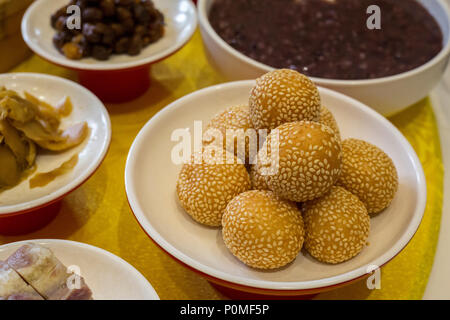 Yangzhou, Jiangsu, Chine. Petit-déjeuner à Ye Chun Maison de thé. Boules de riz gluant au sésame. Banque D'Images